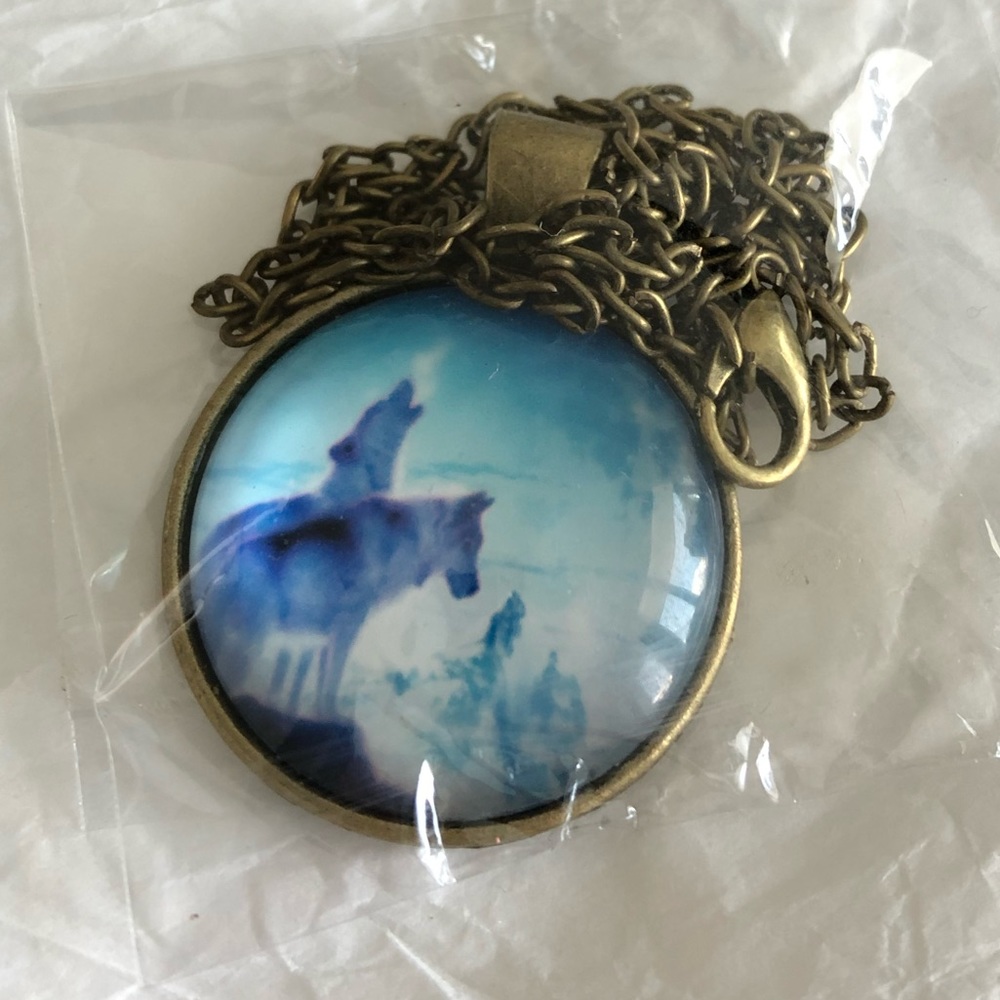 🌸NEW Wolves Necklace🌸 - Picture 3 of 4